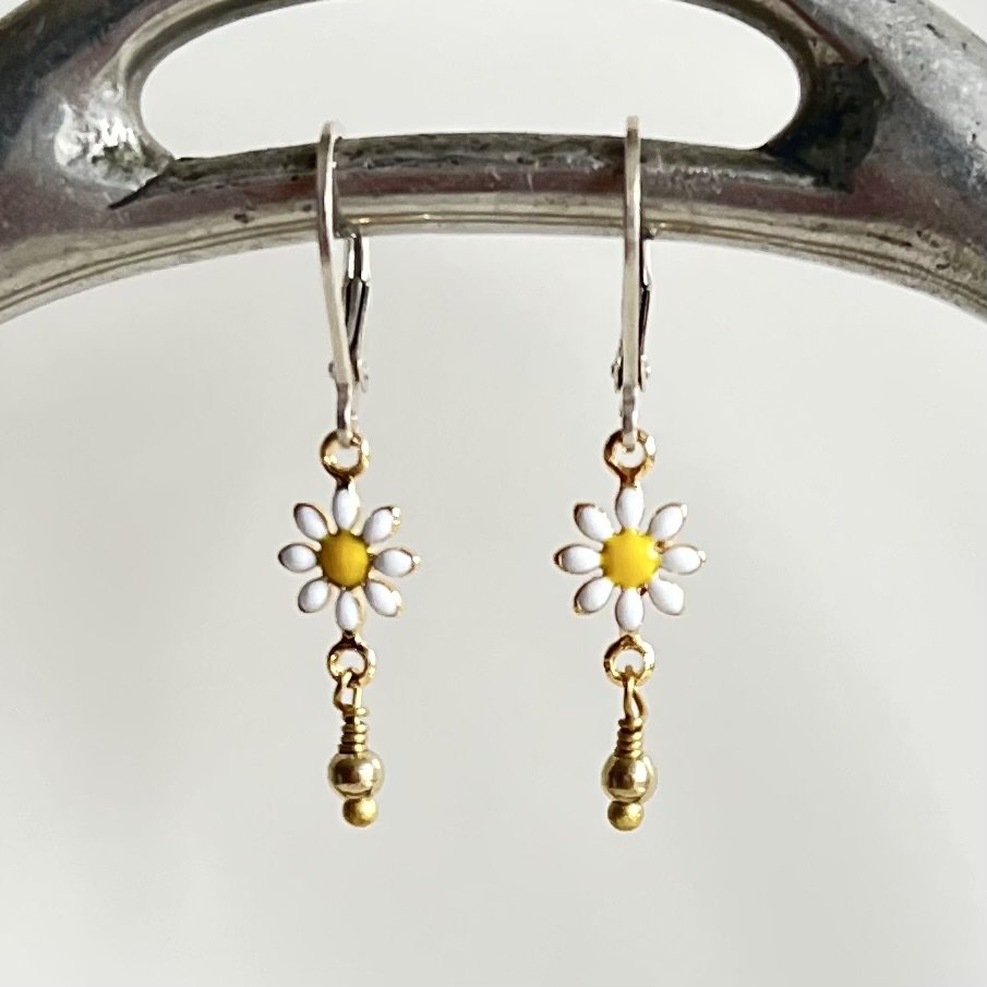 white daisy earrings