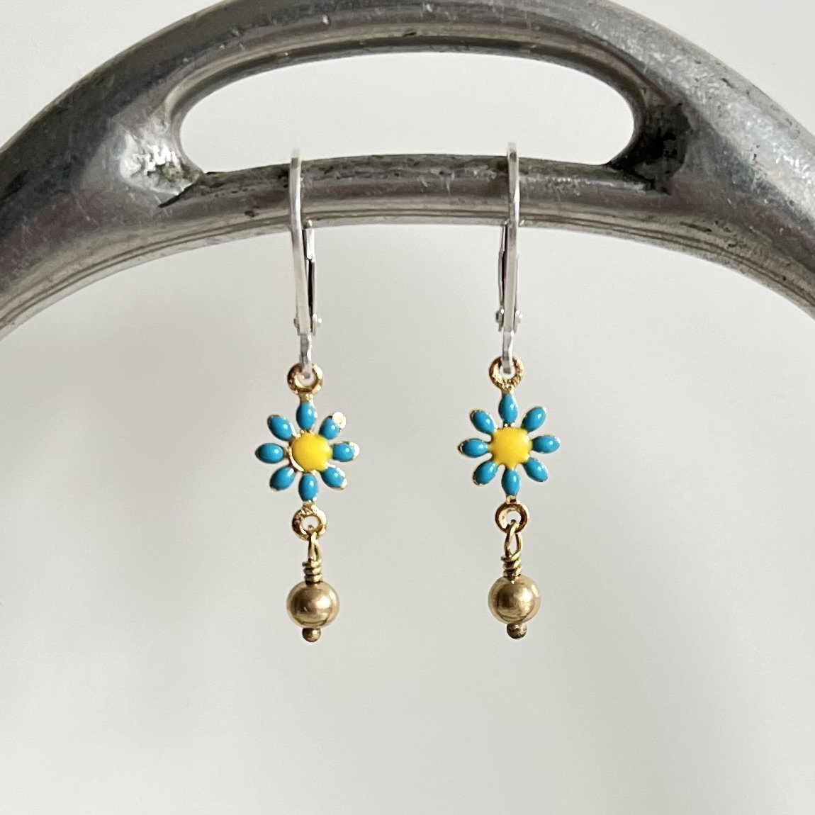 blue daisy earrings